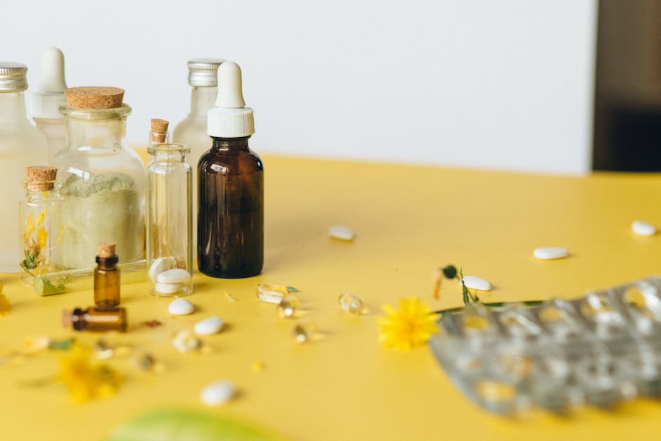 Frascos de productos naturales con flores amarillas